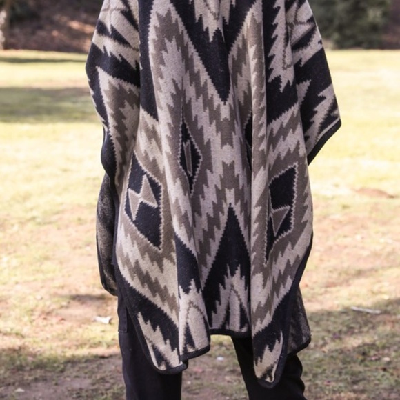 Seasonal Closeout LAST ONE // Folk Style Ruana - Picture 6 of 8